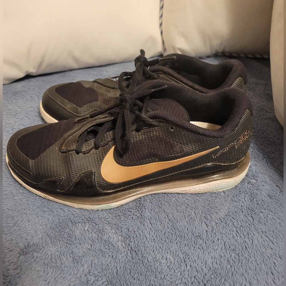 Nike tennis sneakers hard court size 9